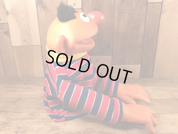 70年代のセサミストリートのアーニーのビンテージのハンドパペットドール