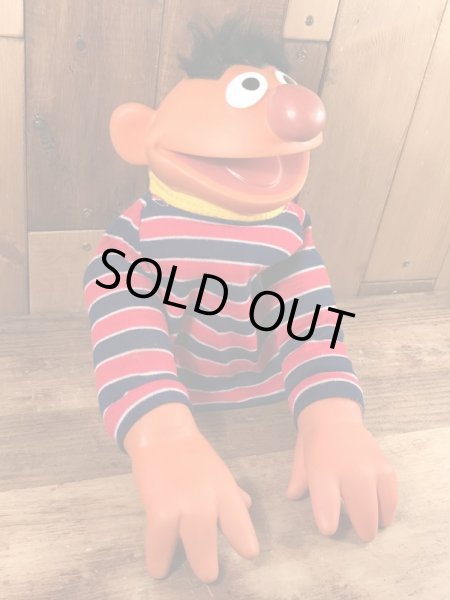 70年代のセサミストリートのアーニーのビンテージのハンドパペットドール