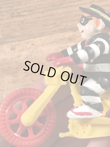 90年代のマクドナルドのハンバーグラーのビンテージのハッピーミールトイ