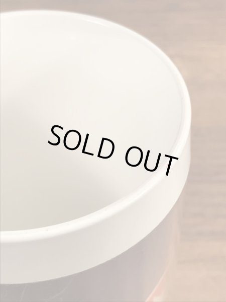 企業キャラクターのミシュランマンのビンテージのマグカップ