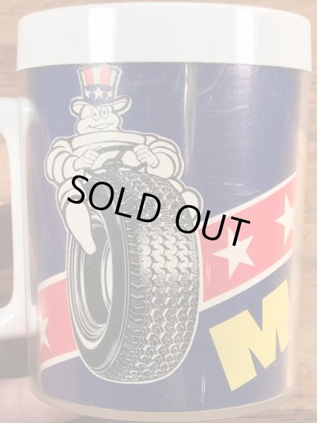 企業キャラクターのミシュランマンのビンテージのマグカップ