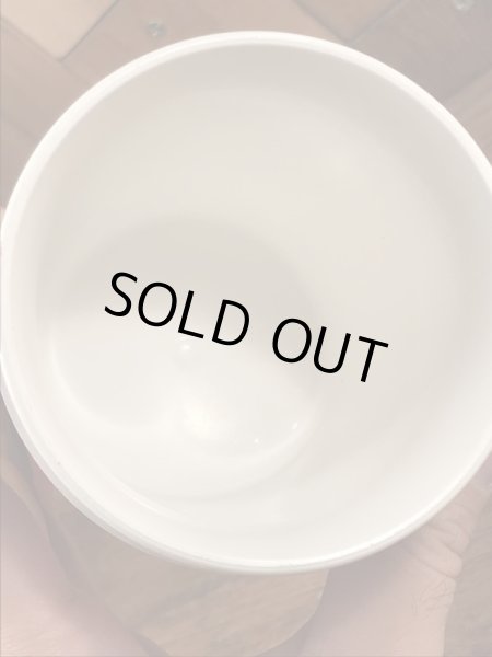 企業キャラクターのミシュランマンのビンテージのマグカップ