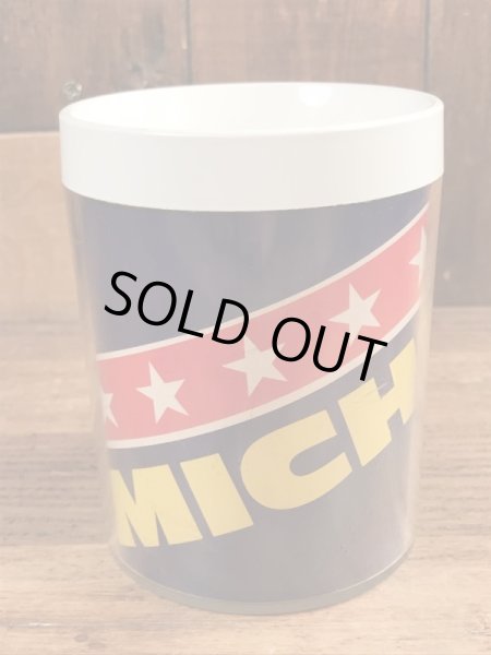 企業キャラクターのミシュランマンのビンテージのマグカップ