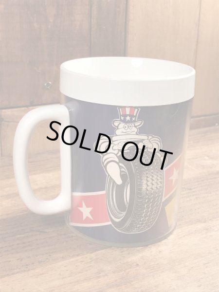 企業キャラクターのミシュランマンのビンテージのマグカップ