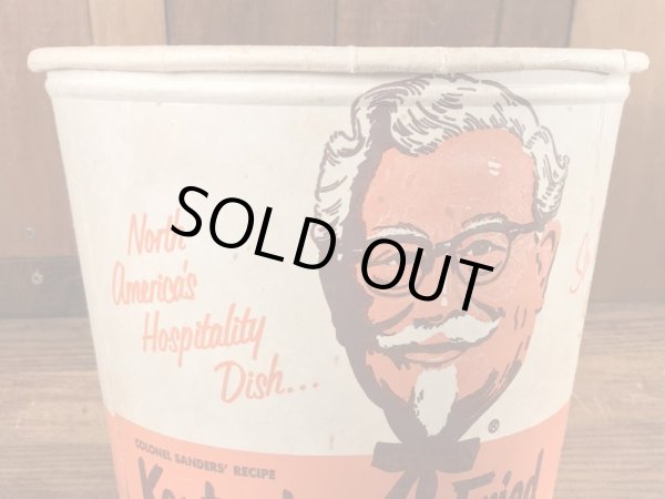 ケンタッキーフライドチキンのカーネルサンダースのビンテージのバケット