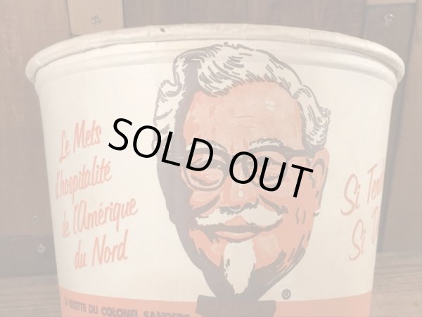 ケンタッキーフライドチキンのカーネルサンダースのビンテージのバケット