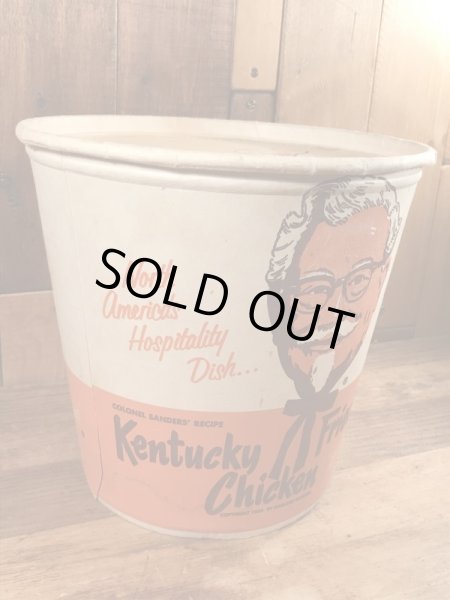 ケンタッキーフライドチキンのカーネルサンダースのビンテージのバケット