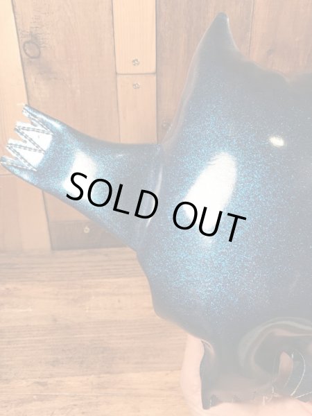 企業キャラクターのナウガモンスターのビンテージのぬいぐるみ