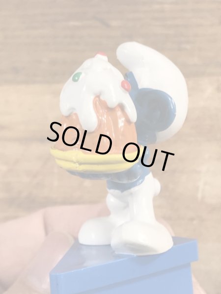 80年代頃のケーキを持ったスマーフのビンテージPVCフィギュア