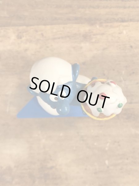 80年代頃のケーキを持ったスマーフのビンテージPVCフィギュア