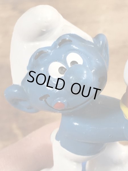 80年代頃のケーキを持ったスマーフのビンテージPVCフィギュア