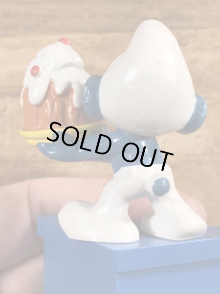 80年代頃のケーキを持ったスマーフのビンテージPVCフィギュア