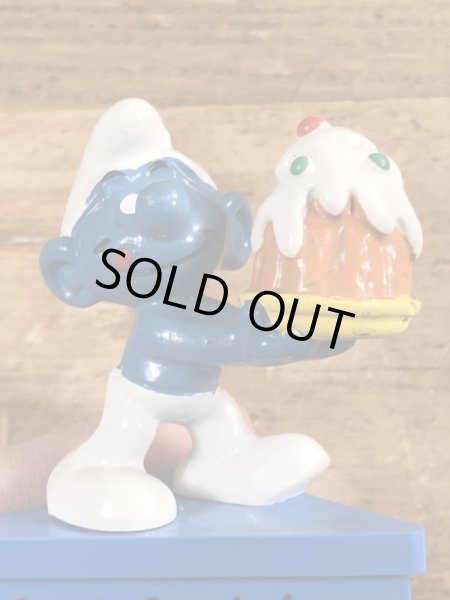 80年代頃のケーキを持ったスマーフのビンテージPVCフィギュア