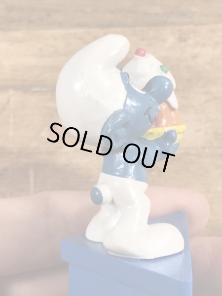 80年代頃のケーキを持ったスマーフのビンテージPVCフィギュア