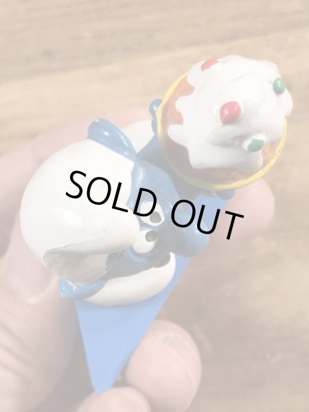 80年代頃のケーキを持ったスマーフのビンテージPVCフィギュア