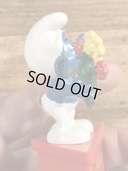 70年代頃のプレゼントを持ったスマーフのビンテージのPVCフィギュア