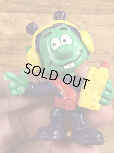 80年代頃のラジオを聴いているアストロスニックのビンテージのPVCフィギュア