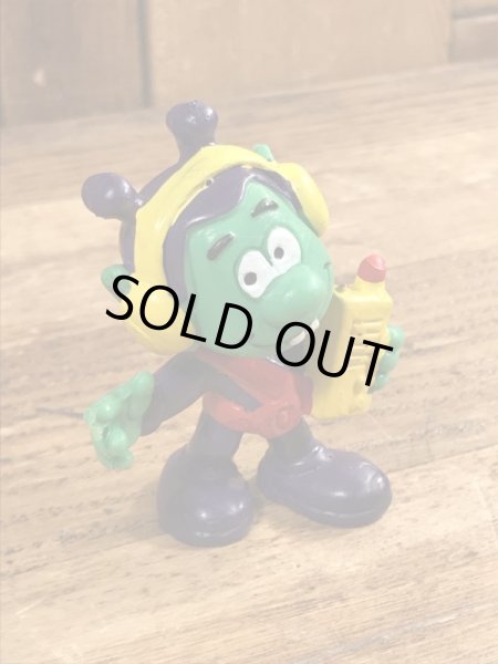 80年代頃のラジオを聴いているアストロスニックのビンテージのPVCフィギュア