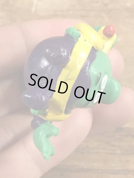 80年代頃のラジオを聴いているアストロスニックのビンテージのPVCフィギュア