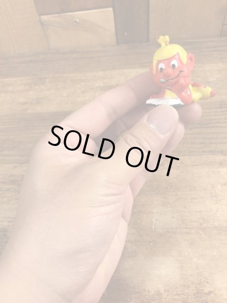 80’sの寝そべって本を読んでいるアストロスニックのヴィンテージのPVC製フィギュア