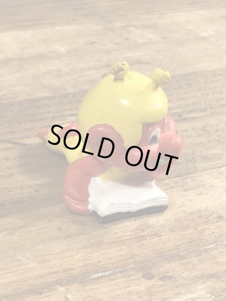 80年代頃の寝そべって本を読んでいるアストロスニックのビンテージのPVCフィギュア