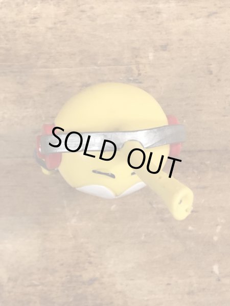 80年代頃の音楽を聴いているスノークスのビンテージのPVCフィギュア