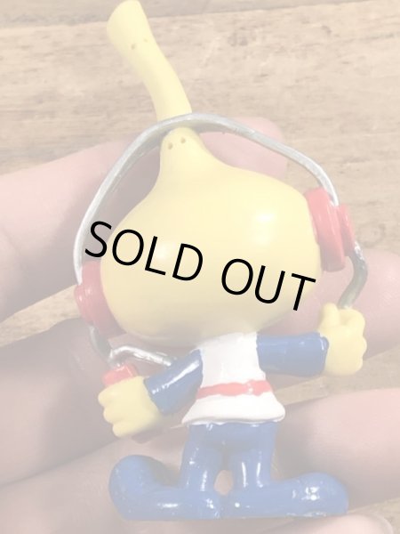 80年代頃の音楽を聴いているスノークスのビンテージのPVCフィギュア