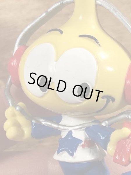 80年代頃の音楽を聴いているスノークスのビンテージのPVCフィギュア