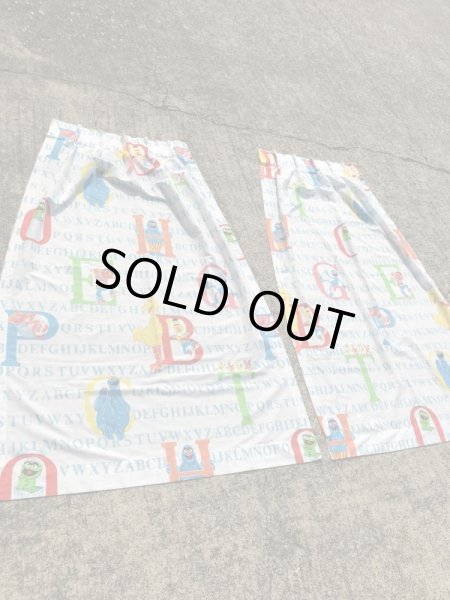 80’sのアルファベットとセサミストリートのヴィンテージのカーテン