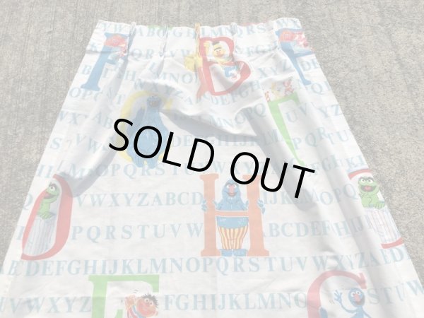 80’sのアルファベットとセサミストリートのヴィンテージのカーテン