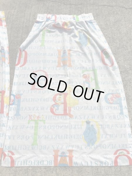 80’sのアルファベットとセサミストリートのヴィンテージのカーテン