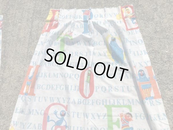 80’sのアルファベットとセサミストリートのヴィンテージのカーテン