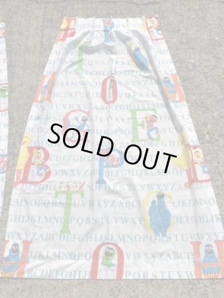 80’sのアルファベットとセサミストリートのヴィンテージのカーテン