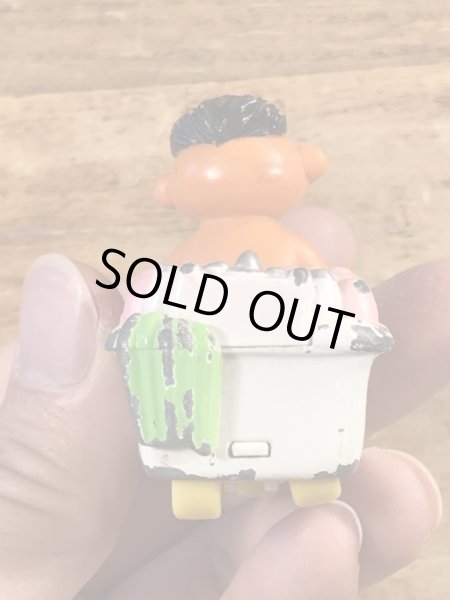 80年代頃のセサミストリートのアーニーのビンテージのミニカー