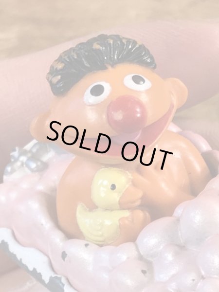 80年代頃のセサミストリートのアーニーのビンテージのミニカー