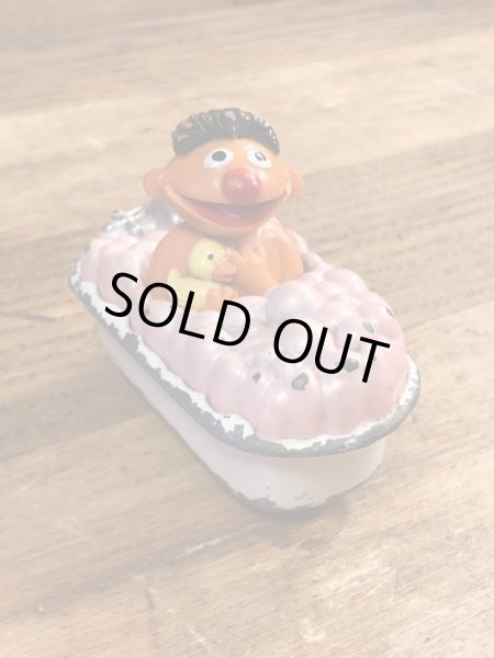 80年代頃のセサミストリートのアーニーのビンテージのミニカー