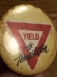 80年代頃のYield To Temptationのメッセージが書かれたビンテージの缶バッジ