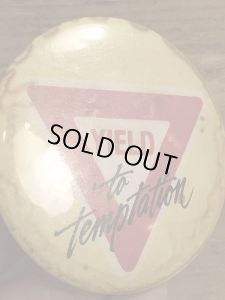 80年代頃のYield To Temptationのメッセージが書かれたビンテージの缶バッジ