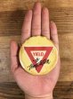 80年代頃のYield To Temptationのメッセージが書かれたビンテージの缶バッジ