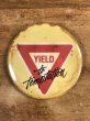 80年代頃のYield To Temptationのメッセージが書かれたビンテージの缶バッジ