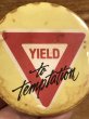 80’sのYield To Temptationのメッセージが書かれたヴィンテージの缶バッチ