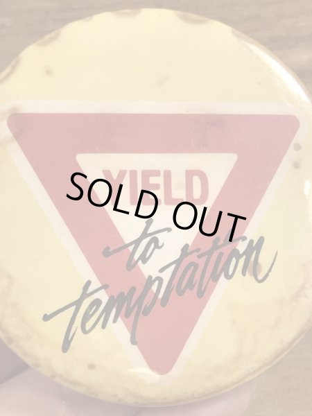 80’sのYield To Temptationのメッセージが書かれたヴィンテージの缶バッチ