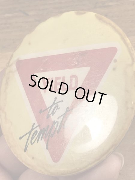 80年代頃のYield To Temptationのメッセージが書かれたビンテージの缶バッジ