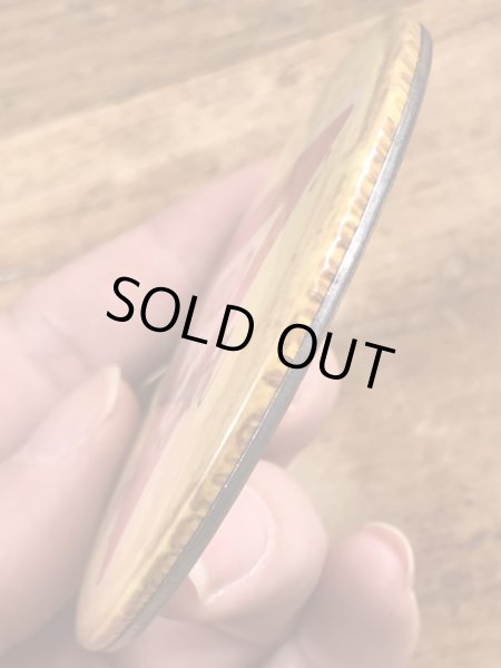 80年代頃のYield To Temptationのメッセージが書かれたビンテージの缶バッジ