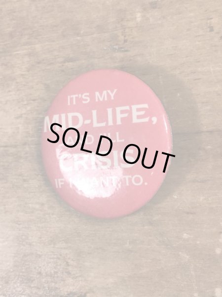 80’sのIt's Mid-Life And I'll Crisis If I Want Toのメッセージが書かれたヴィンテージの缶バッチ