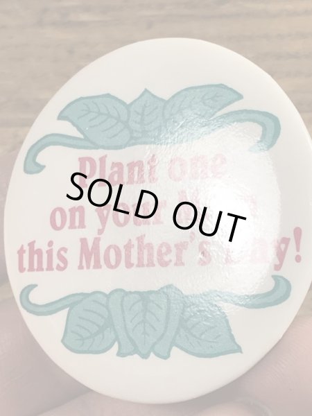 80’sのPlant One On Your Mom This Mother's Day!のメッセージが書かれたヴィンテージの缶バッチ