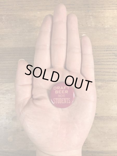 60~70年代頃のDraft Beer Not Studentsのメッセージが書かれたビンテージの缶バッジ