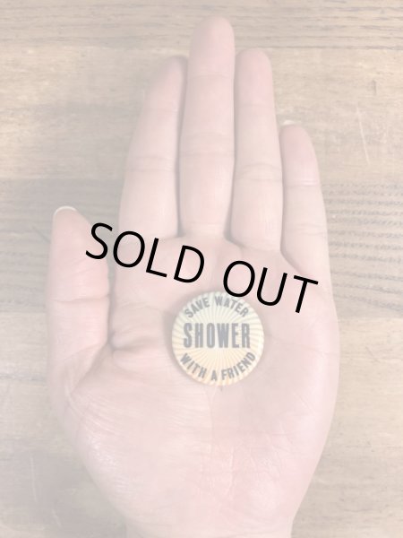 60~70年代頃のSave Water Shower With A Friendのメッセージが書かれたビンテージの缶バッジ