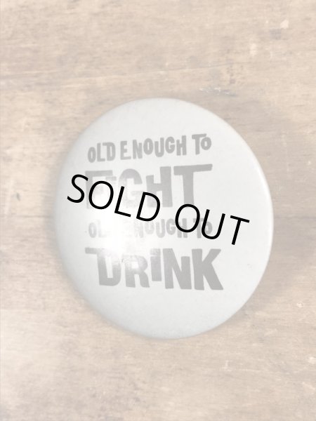 80’sのOld Enough To Fight Old Enough To Drinkのメッセージが書かれたビンテージの缶バッジ