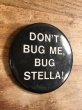80年代頃のDon't Bug Me, Bug Stella!のメッセージが書かれたヴィンテージの缶バッチ